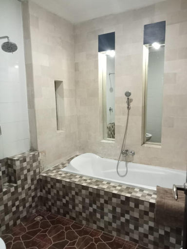 Bathroom 4, Puri Gopa Hotel, Denpasar