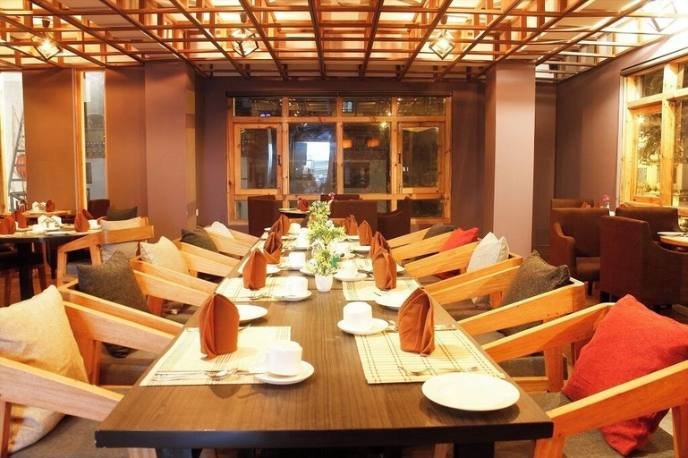 Food & Drinks 3, Hotel Damisa , Chang