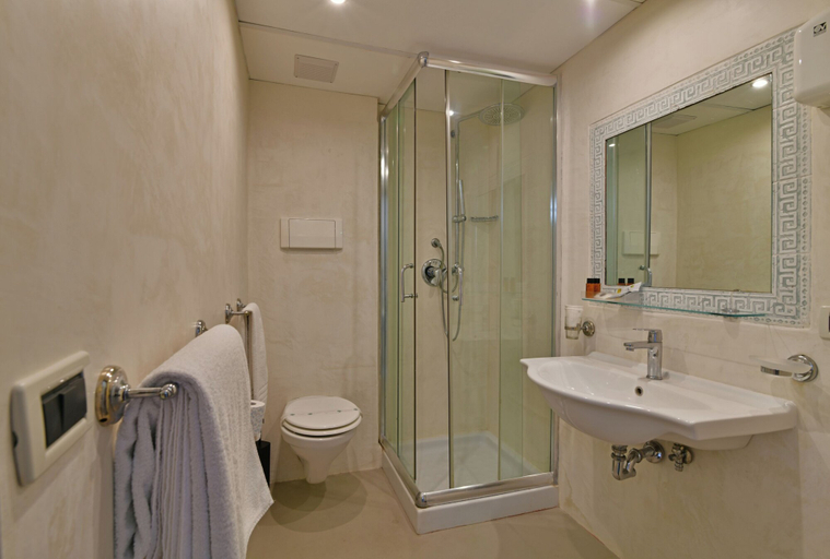 Bathroom 3, Hotel&Apartments Villa Linda, Messina