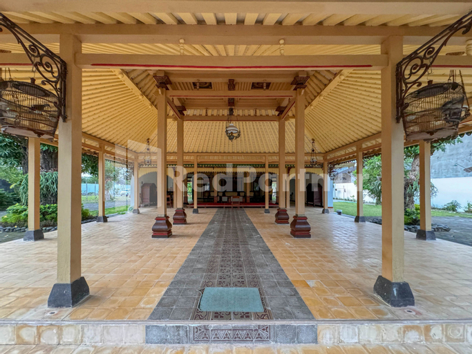 Exterior & Views 2, Ndalem Joglo Kawijayan Syariah Mitra RedDoorz, Solo