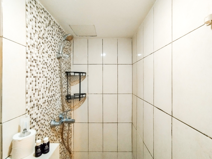 Bathroom 5, Spacious Classic Studio at Jarrdin Cihampelas Apartment By Travelio, Bandung
