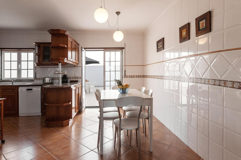 Kitchen 5, Ocean Breeze Villa, Peniche