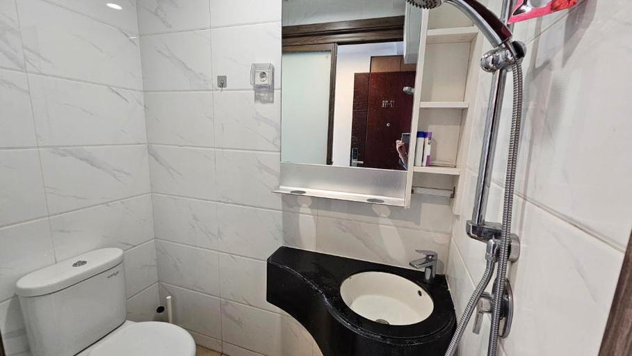 Bathroom 5, Sky House BSD by SM ROOM, South Tangerang