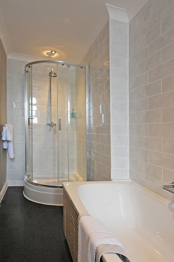 Bathroom 3, Royal Hotel Ross On Wye by Greene King Inns, Herefordshire