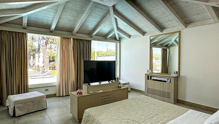 Bedroom 5, Female Resort, Latina