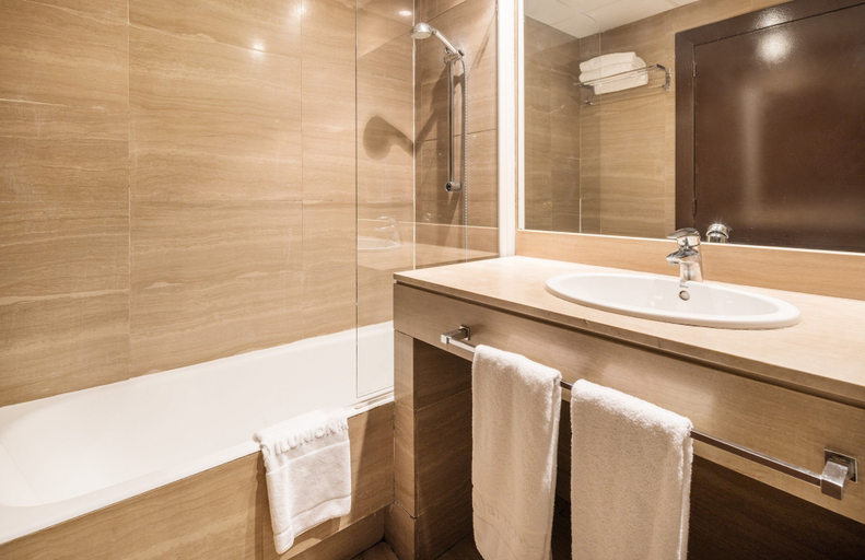 Bathroom 4, Hotel ILUNION Almirante, Barcelona