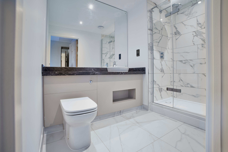 Bathroom 4, Tŷ Newport, Newport