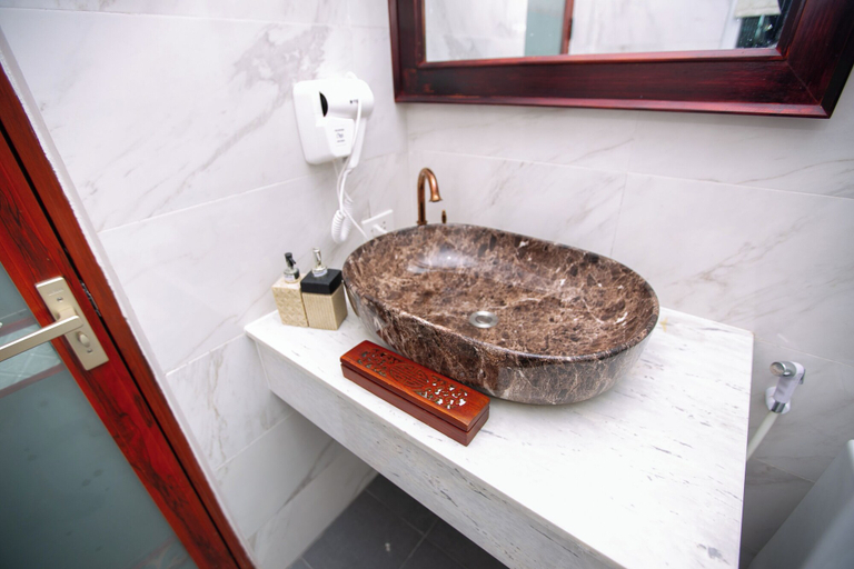 Bathroom 5, Ruby Riverside Hotel & Hostel, Vientiane