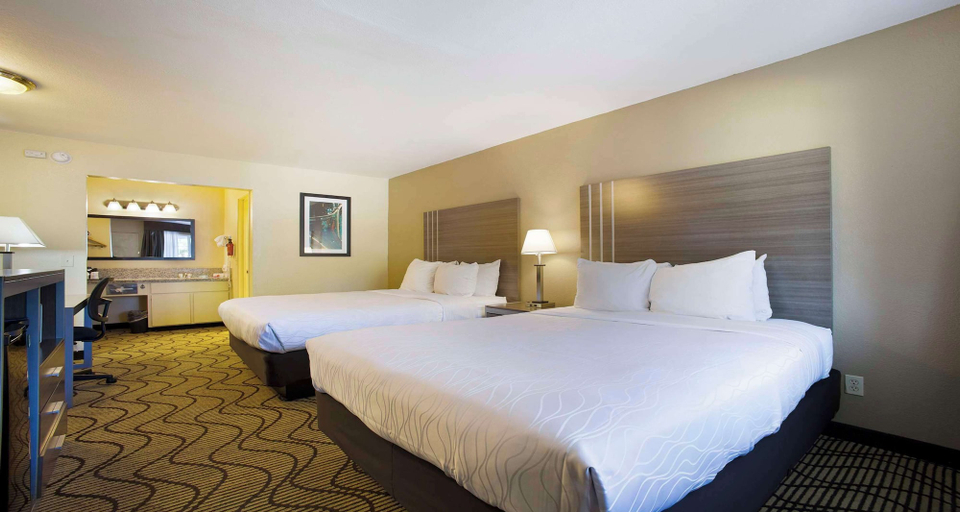 Bedroom 3, SureStay Plus Hotel by Best Western Sacramento North, Sacramento