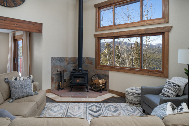 Living area 5, Mountain View Retreat 4 Bedroom Home by RedAwning, Gilpin