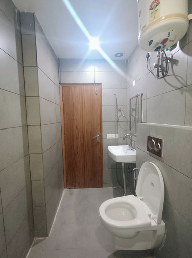 Bathroom 5, Mauryan Elite Hotel @ Devli Khanpur, Delhi