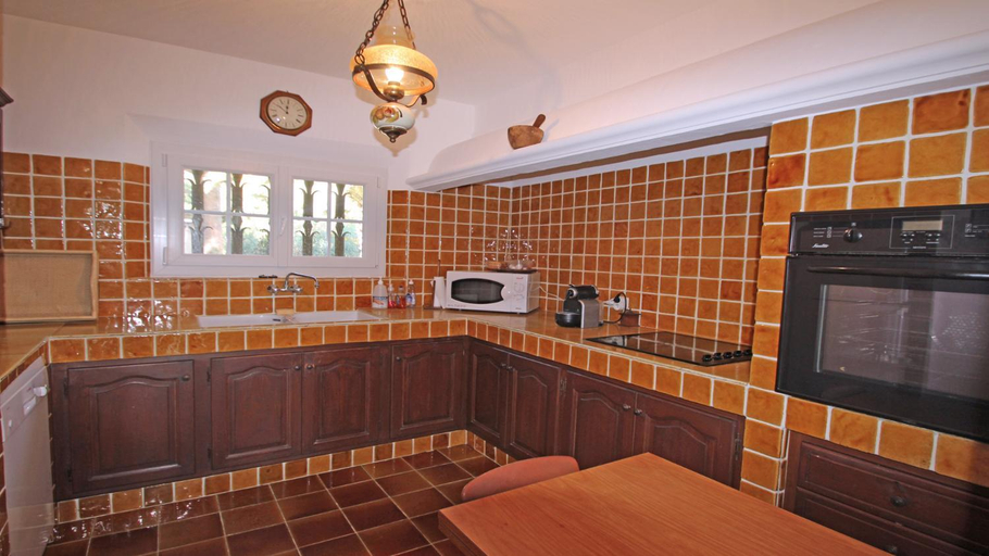 Others 3, Villa Cavok, Var