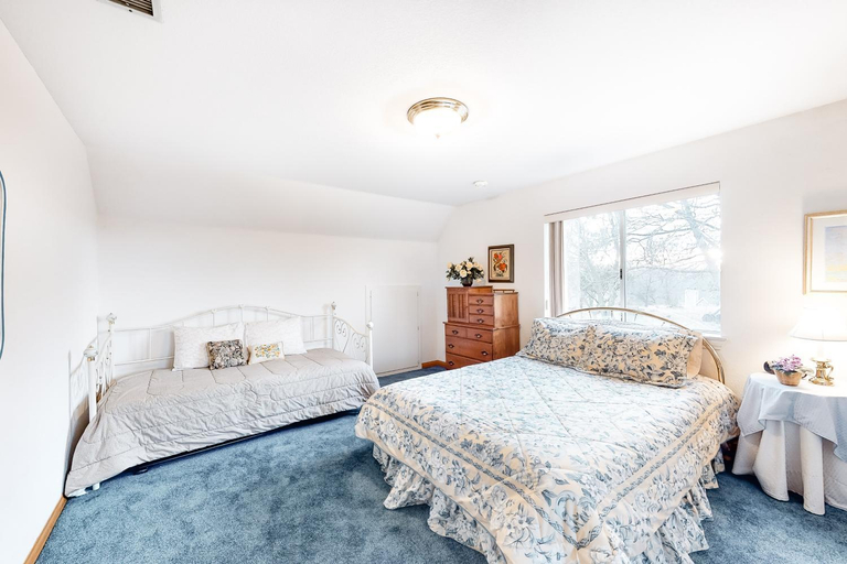 Bedroom 2, The House Of Light and Sky, San Bernardino