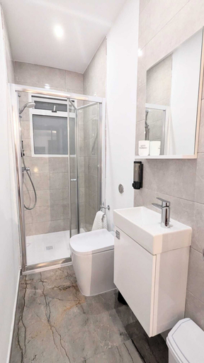 Bathroom 2, De la Croix