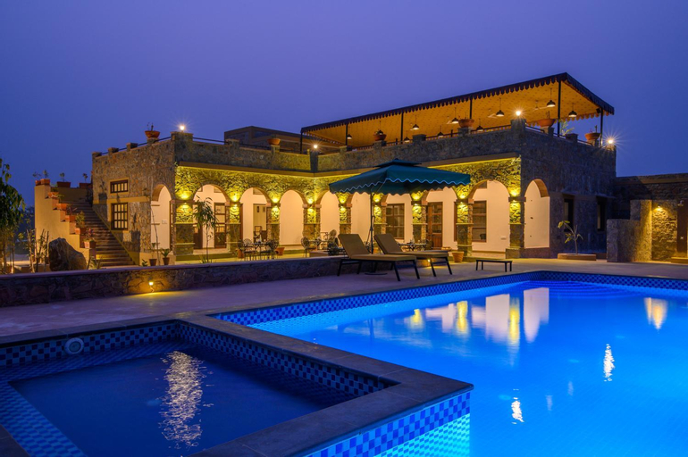 Exterior & Views