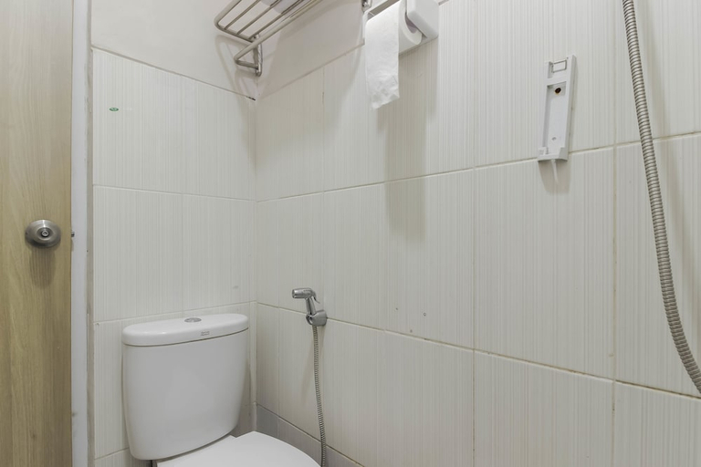 Bathroom 4, RedDoorz Plus near Lippo Cikarang Mall, Cikarang