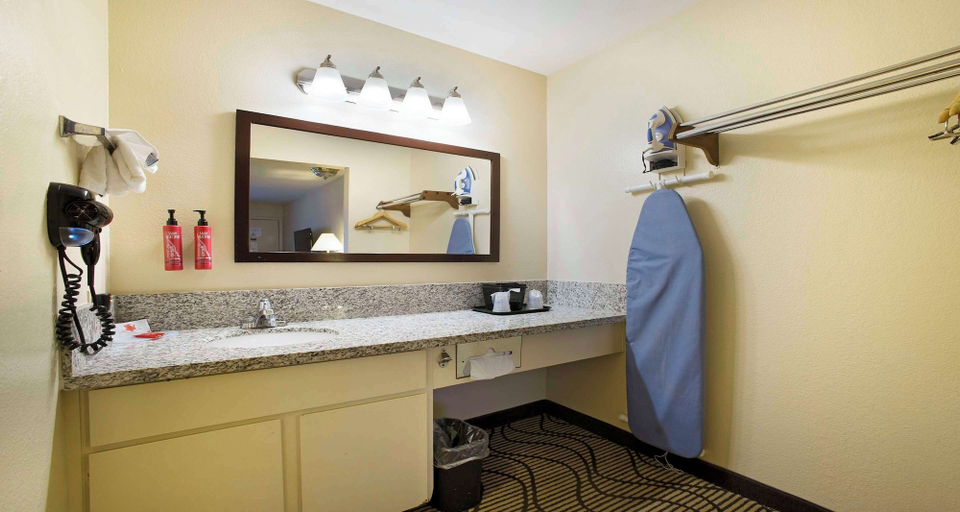 Bathroom 4, SureStay Plus Hotel by Best Western Sacramento North, Sacramento