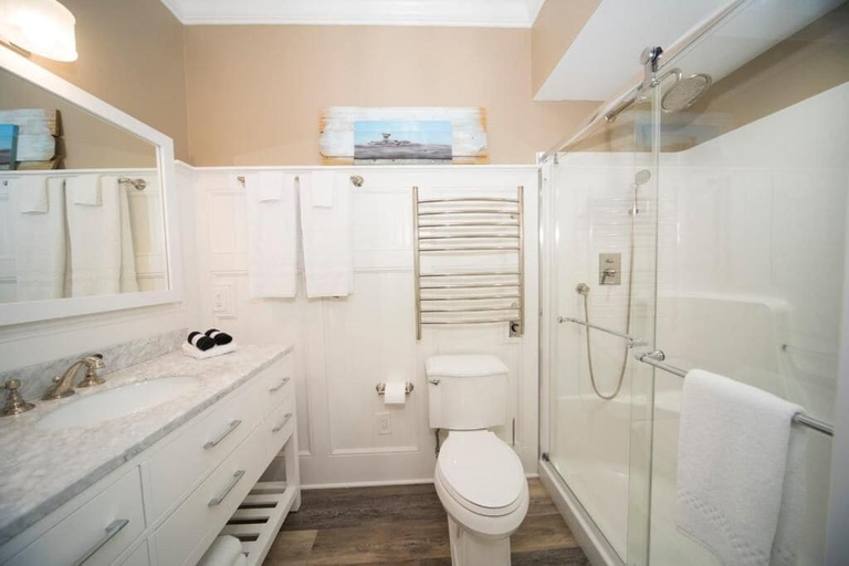 Bathroom 3, Anchor Inn Boutique Hotel, Ottawa