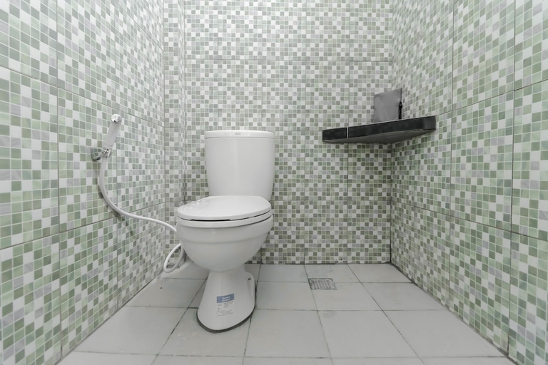 Bathroom 4, RedDoorz Plus near Palembang Square Mall, Palembang