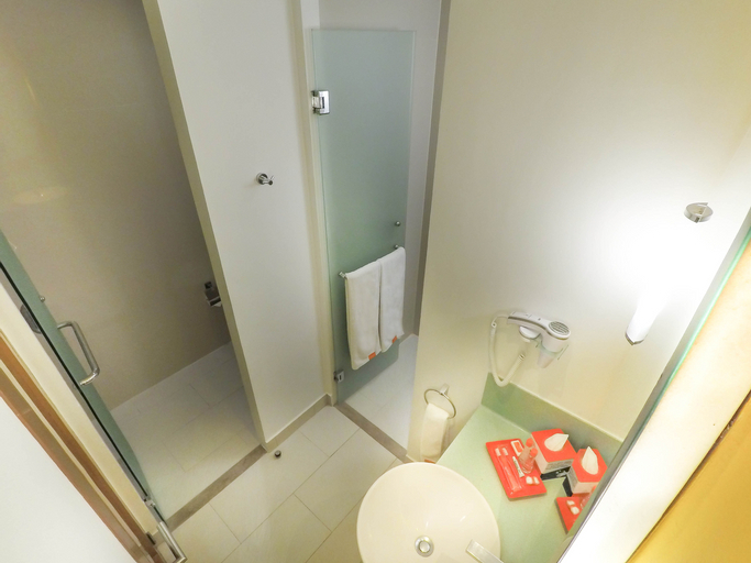 HARRIS Hotel Sentul City - Bathroom