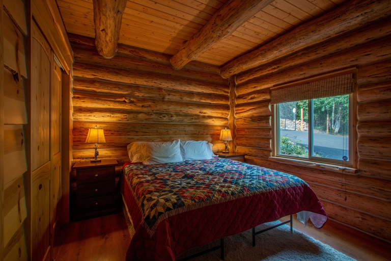 Room 4, The Log Cabin 2 Bedroom Home by RedAwning, Skamania