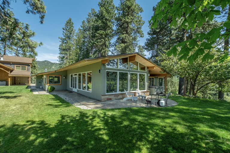 Exterior 2, River Heights Home 3 Bedroom Cabin by RedAwning, Chelan