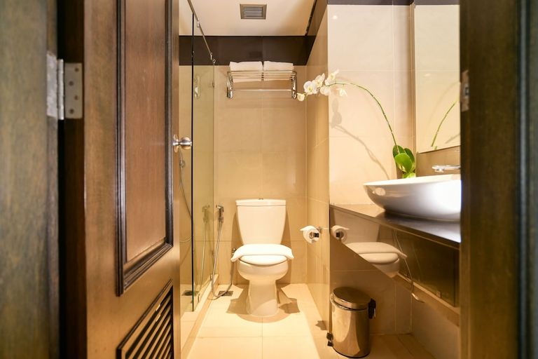 Bathroom 4, Samala Hotel Jakarta Cengkareng, Jakarta Barat