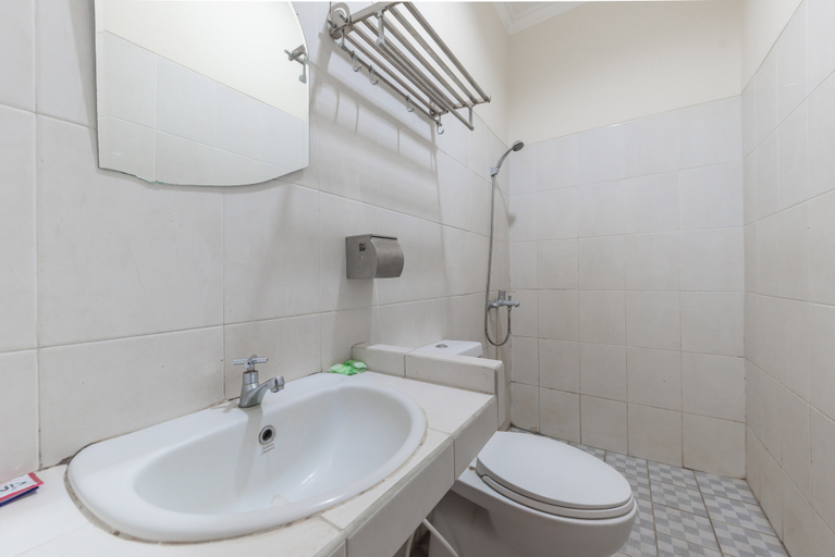 Bathroom 4, Urbanview Hotel Sakura Bandung, Bandung