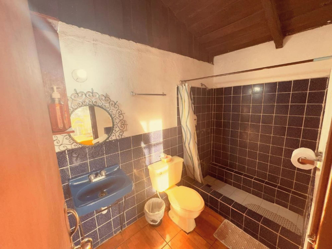 Bathroom 3, Hotel Hanna, NA