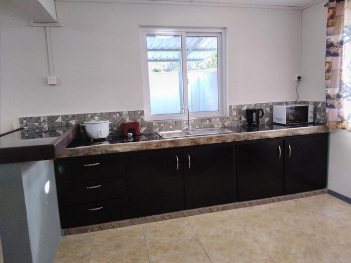 Others 4, Villa Elyza