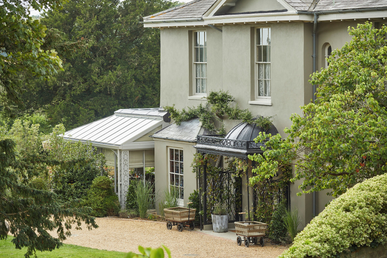 Exterior & Views