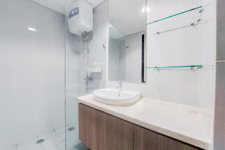 Bathroom 5, Great Deal and Cozy Studio Casa De Parco Apartment By Travelio, Tangerang