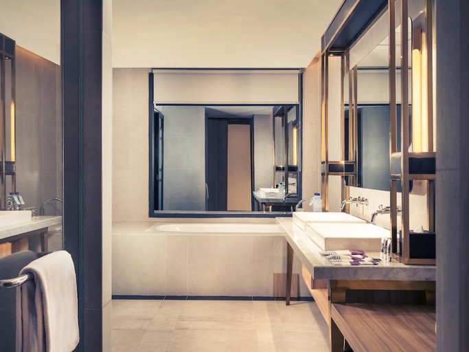 Bathroom 5, Mercure Bandung City Centre, Bandung