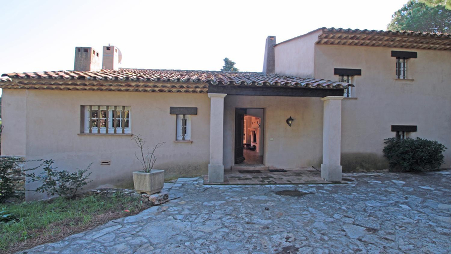 Others 4, Villa Cavok, Var