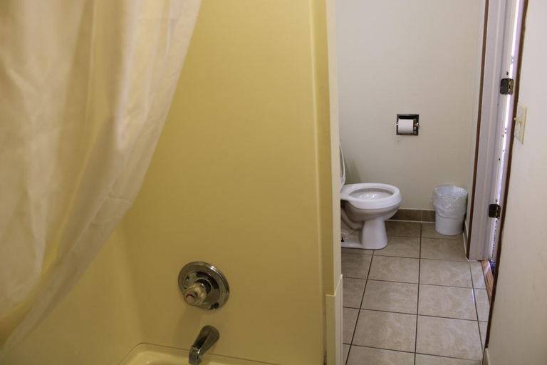 Bathroom 4, Lockview Motel, Chippewa