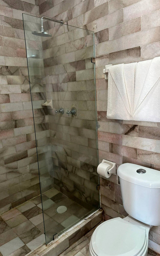 Bathroom, Hotel Yauco, El Rosario
