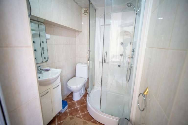 Bathroom 2, ARI Apartments