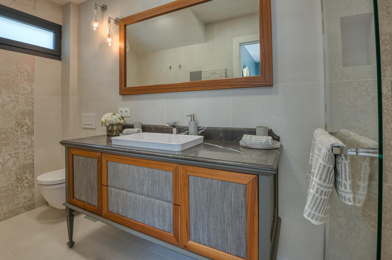 Bathroom 5, GROUND FLOOR VILLA GRAZIELLA 200 M FROM THE BEACH, Alpes-Maritimes
