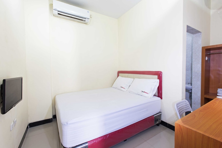 Bedroom 2, RedDoorz Plus @ Jalan Pemuda Jakarta, Jakarta Timur