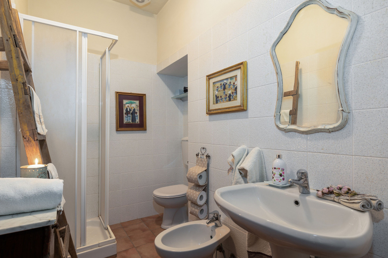 Bathroom 3, JOIVY Presents Badia Ardenga, Siena
