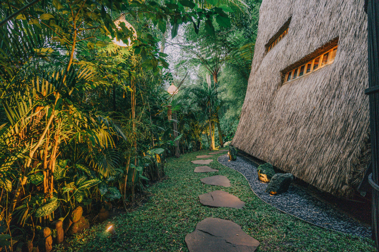 Exterior & Views 16