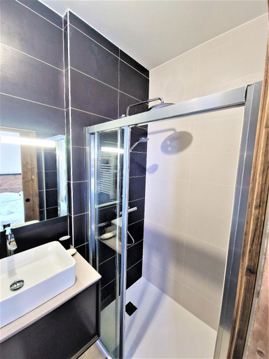 Bathroom 2, White Pearl Vue Mont Blanc, Haute-Savoie