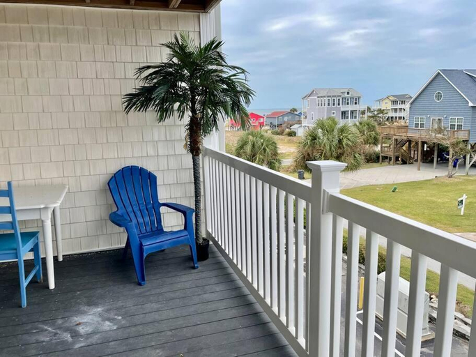 2, 3 Bedroom Condo, Ocean Views & Short Walk to Beach!, Brunswick