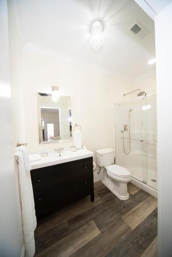 Bathroom 3, Anchor Inn Boutique Hotel, Ottawa