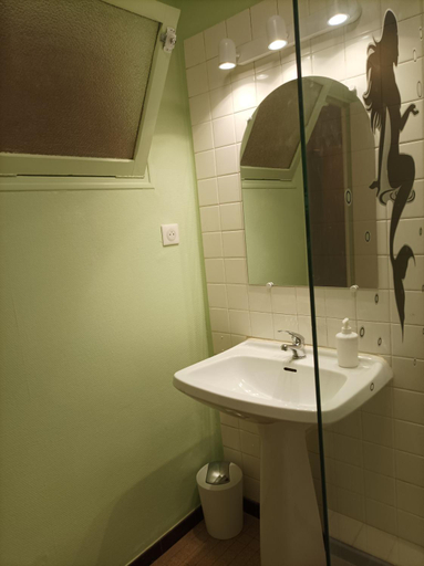Bathroom 5, L'annexe, Haute-Marne