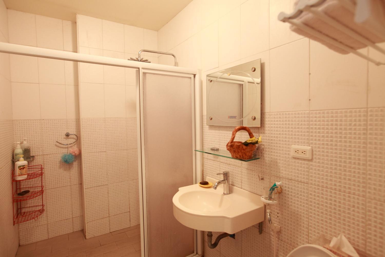 Bathroom, 5 Loaves 2 Fish Bed and Breakfast, Hualien