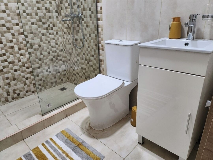 Bathroom 3, Spacious Luxury 3Bed Hse in Tema Netflix, Tema