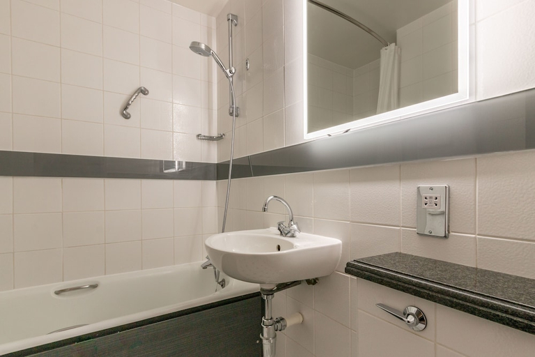 Bathroom 5, Thistle Express London Luton, Luton