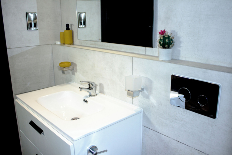 Bathroom 2, Fantastic Luxury Gem 5 Location Pool Gym, Accra