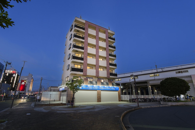 Exterior & Views